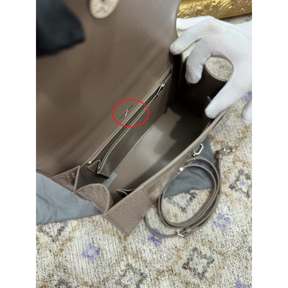 【預購】Balenciaga 巴黎世家 Hourglass M 奶茶灰鱷魚紋牛皮銀扣沙漏包 斜肩包 手提包 單肩 肩背-細節圖4