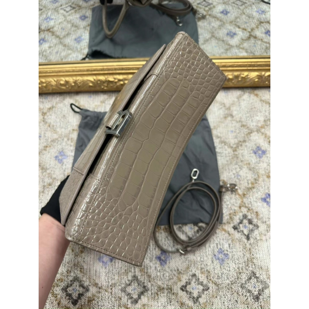【預購】Balenciaga 巴黎世家 Hourglass M 奶茶灰鱷魚紋牛皮銀扣沙漏包 斜肩包 手提包 單肩 肩背-細節圖5