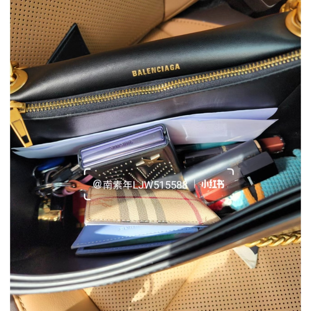 【預購】Balenciaga 巴黎世家 Hourglass M 奶茶灰鱷魚紋牛皮銀扣沙漏包 斜肩包 手提包 單肩 肩背-細節圖9