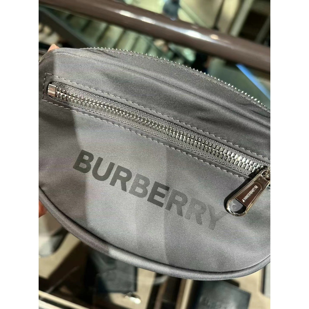 【預購】Burberry LOGO素色尼龍拉鍊斜腰包/胸包 (黑/灰色) 側背包 斜背包 手機包 單肩包 肩背包-細節圖3