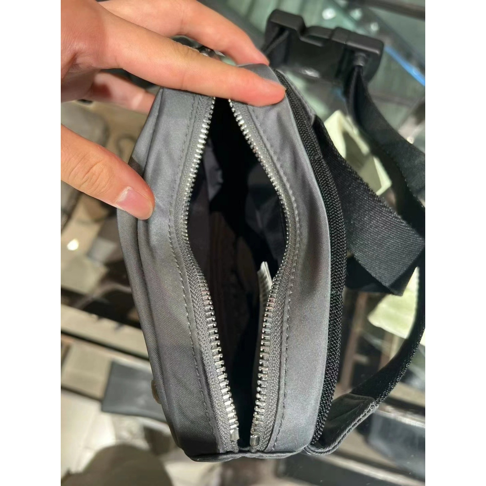 【預購】Burberry LOGO素色尼龍拉鍊斜腰包/胸包 (黑/灰色) 側背包 斜背包 手機包 單肩包 肩背包-細節圖4