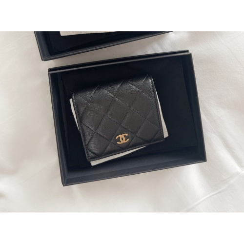 【台灣現貨】Chanel 香奈兒 金色logo粒面牛皮對開短夾(黑色) 皮夾 對折 雙折 錢包 零錢包 卡夾 卡包