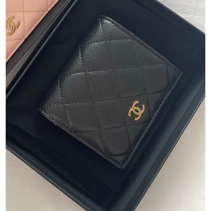 【台灣現貨】Chanel 香奈兒 金色logo粒面牛皮對開短夾(黑色) 皮夾 對折 雙折 錢包 零錢包 卡夾 卡包-細節圖2