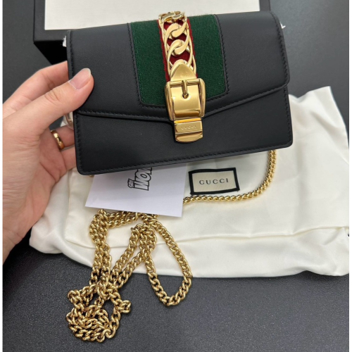 【預購】Gucci super mini sylive 金屬鎖復古紅綠織帶皮革金鍊斜背包(黑) 腰包 單肩包 腋下包