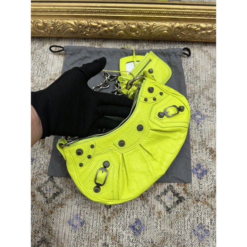 【預購】BALENCIAGA 巴黎世家 螢光黃色粗練月牙機車包 Le Cagole 腋下包 斜背包 側背包 手提包-細節圖2