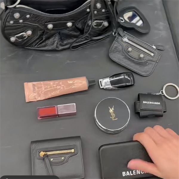 【預購】BALENCIAGA 巴黎世家 螢光黃色粗練月牙機車包 Le Cagole 腋下包 斜背包 側背包 手提包-細節圖9