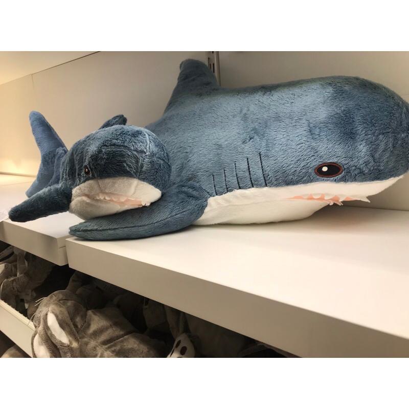 IKEA 鯊魚 當天出貨 正版BLAHAJ  填充玩具 鯊魚布偶 網紅鯊魚 大鯊魚100公分與小鯊魚55公分 交換禮物-細節圖2