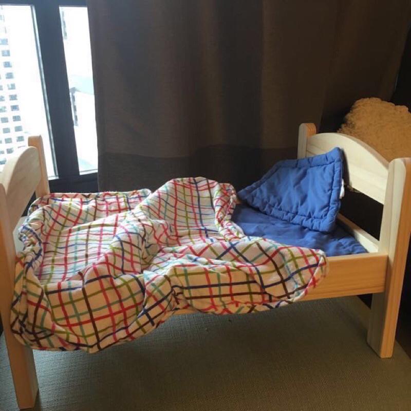 IKEA 代購 正品 DUKTIG 洋娃娃床附寢具組 松木 兒童 扮家家酒 寵物床用 中小型犬 貓咪床-細節圖3