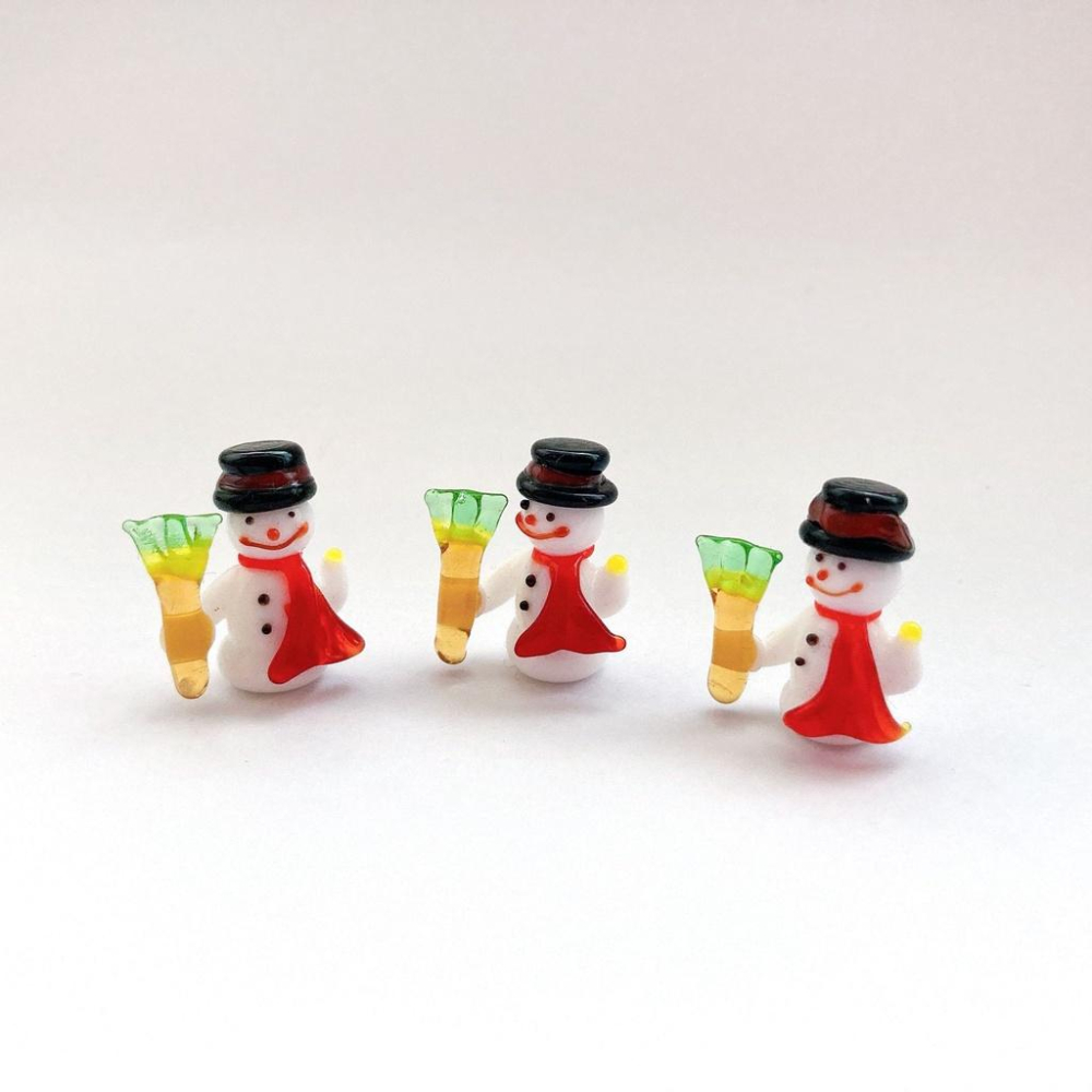 新上架★季節限定 純手工燒製 叮叮噹 拿掃帚的圍巾雪人 雪寶 耶誕 擺飾 現貨-細節圖3
