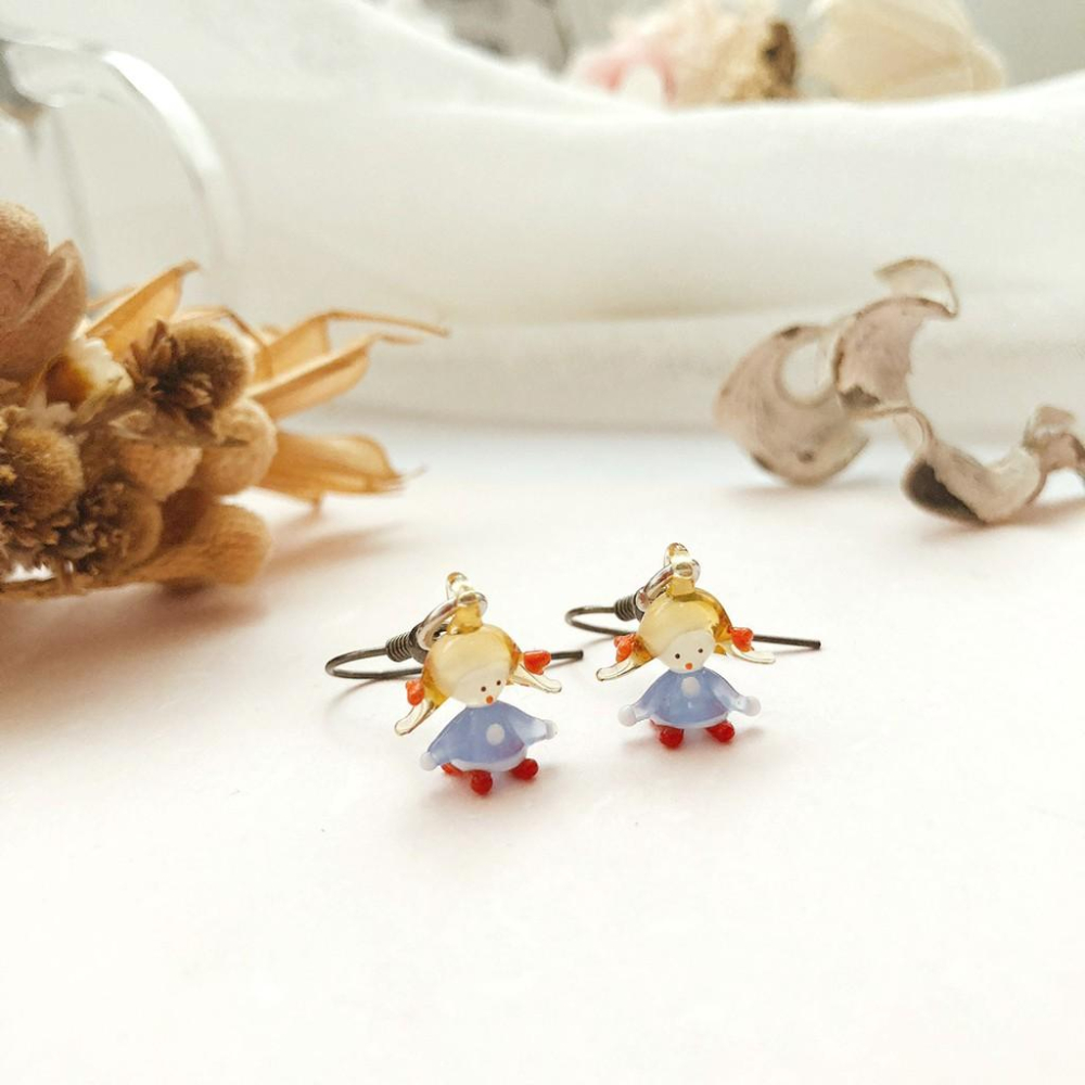 新上市★手工燒製 玻璃製 琉璃 可愛雙馬尾小女孩 耳環 耳飾-細節圖3