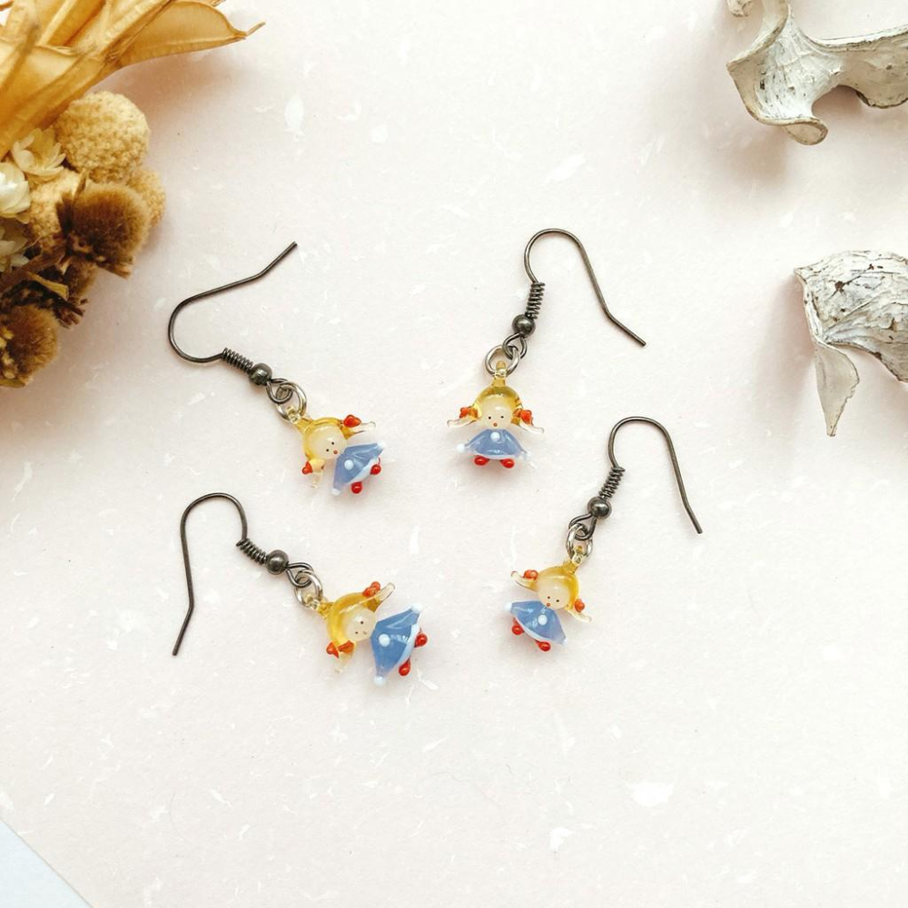 新上市★手工燒製 玻璃製 琉璃 可愛雙馬尾小女孩 耳環 耳飾-細節圖4
