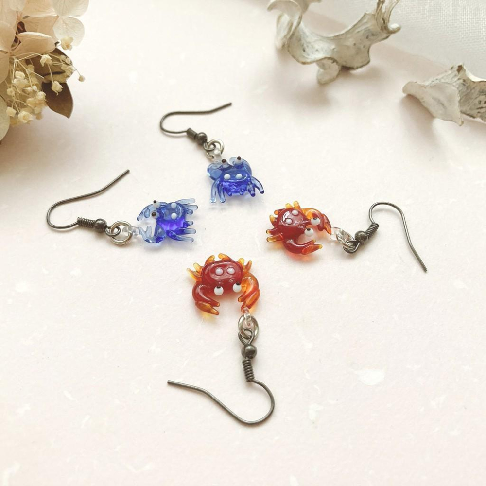新上市★手工燒製 玻璃製 琉璃 海洋系列-橫著走點點螃蟹 耳環 耳飾-細節圖2