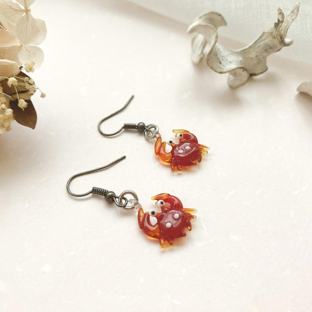 新上市★手工燒製 玻璃製 琉璃 海洋系列-橫著走點點螃蟹 耳環 耳飾-細節圖4