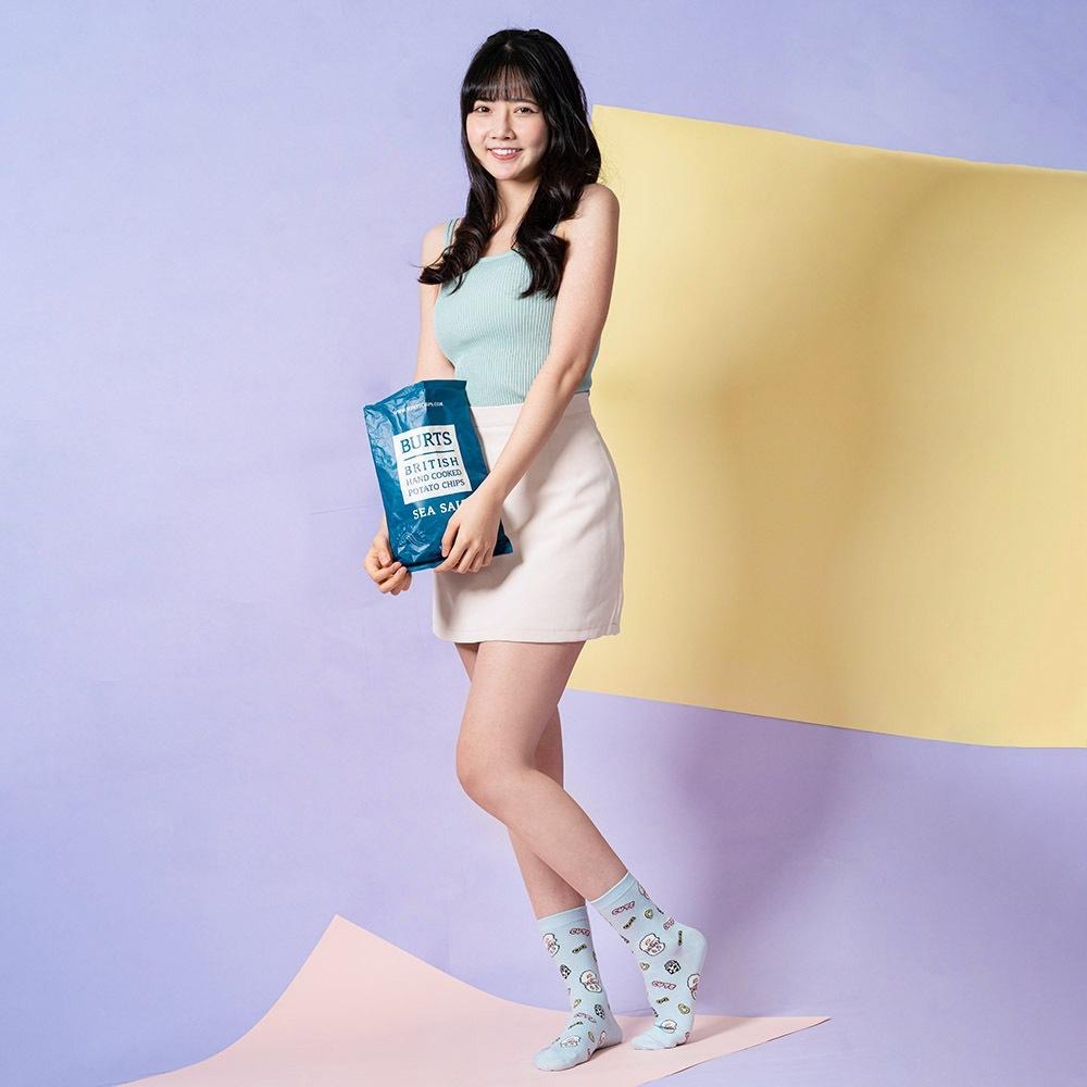 AHUA 艾絲樂小兔聯名-滿版英文配件中筒襪 女生襪子 R0021 純棉中筒襪 MIT台灣製造 阿華有事嗎-細節圖4