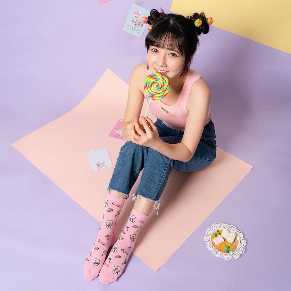 AHUA 艾絲樂小兔聯名-滿版英文配件中筒襪 女生襪子 R0021 純棉中筒襪 MIT台灣製造 阿華有事嗎-細節圖9