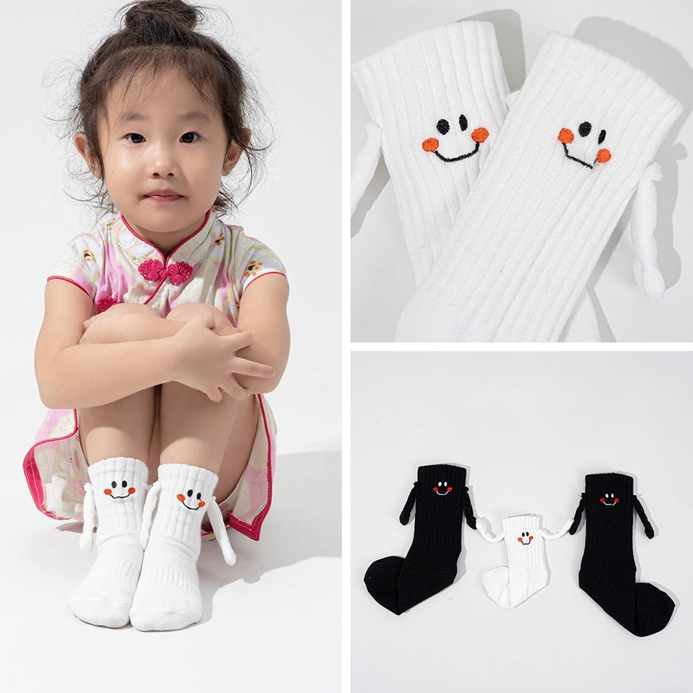 AHUA阿華有事嗎 韓國襪子 立體刺繡笑臉一家人親子磁吸牽手中筒襪 S0483 韓妞必備 百搭純棉襪 卡通 日系 可愛-細節圖8