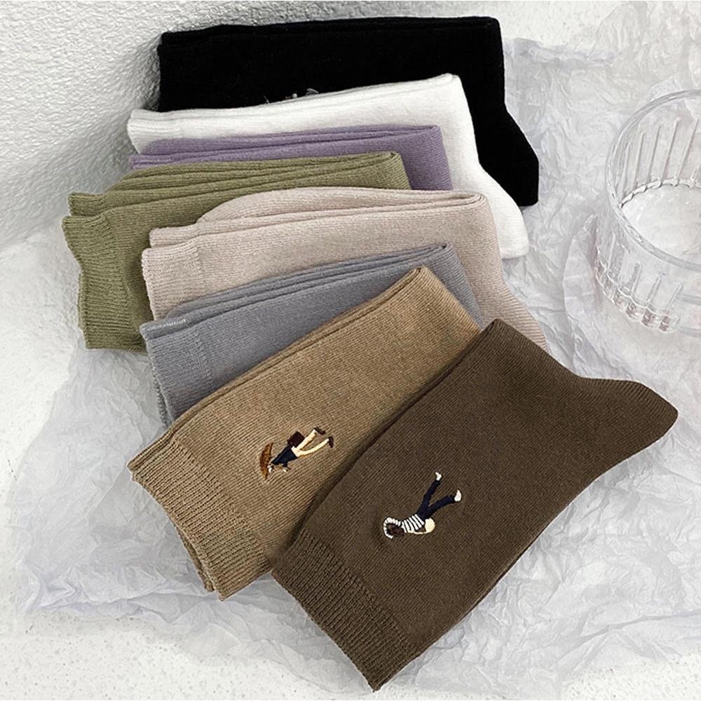 AUHA 日系襪子 文青風刺繡人物中筒襪 S0418 女襪 學生襪 白襪 黑襪 純色襪子 百搭長襪 襪子推薦 阿華有事-細節圖4