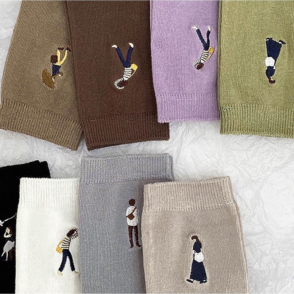 AUHA 日系襪子 文青風刺繡人物中筒襪 S0418 女襪 學生襪 白襪 黑襪 純色襪子 百搭長襪 襪子推薦 阿華有事-細節圖5
