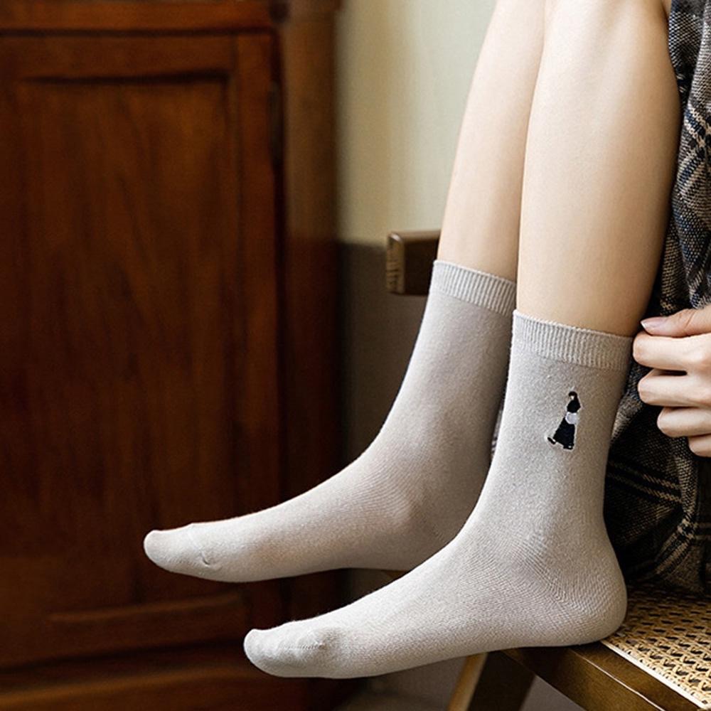 AUHA 日系襪子 文青風刺繡人物中筒襪 S0418 女襪 學生襪 白襪 黑襪 純色襪子 百搭長襪 襪子推薦 阿華有事-細節圖8