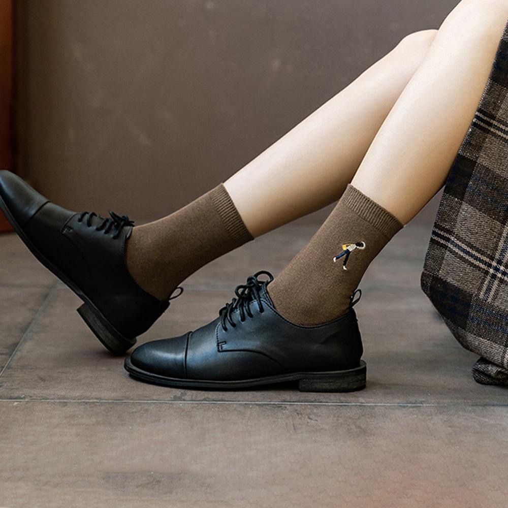 AUHA 日系襪子 文青風刺繡人物中筒襪 S0418 女襪 學生襪 白襪 黑襪 純色襪子 百搭長襪 襪子推薦 阿華有事-細節圖9