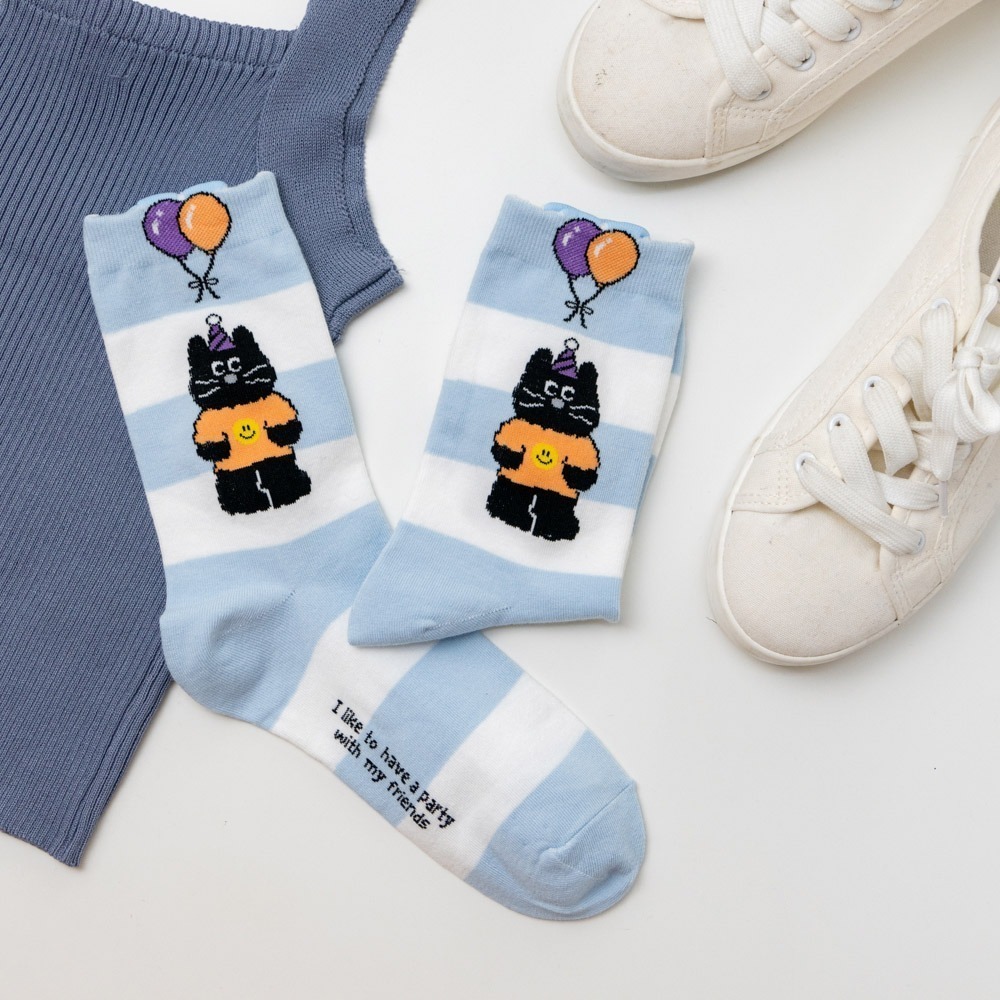 藍底白條紋黑貓