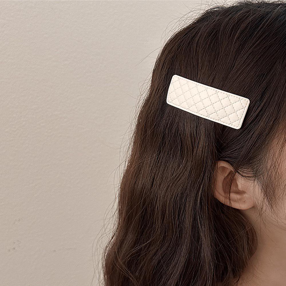 AHUA 阿華有事嗎 純色小香風造型皮質髮夾 E0126 可愛 百搭 少女 髮夾 髮飾 配件-細節圖6