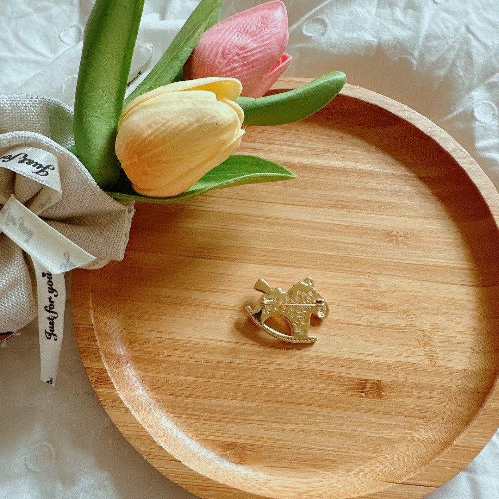 天然母貝鋯石木馬造型胸針［荳荳童心飾界］-細節圖2