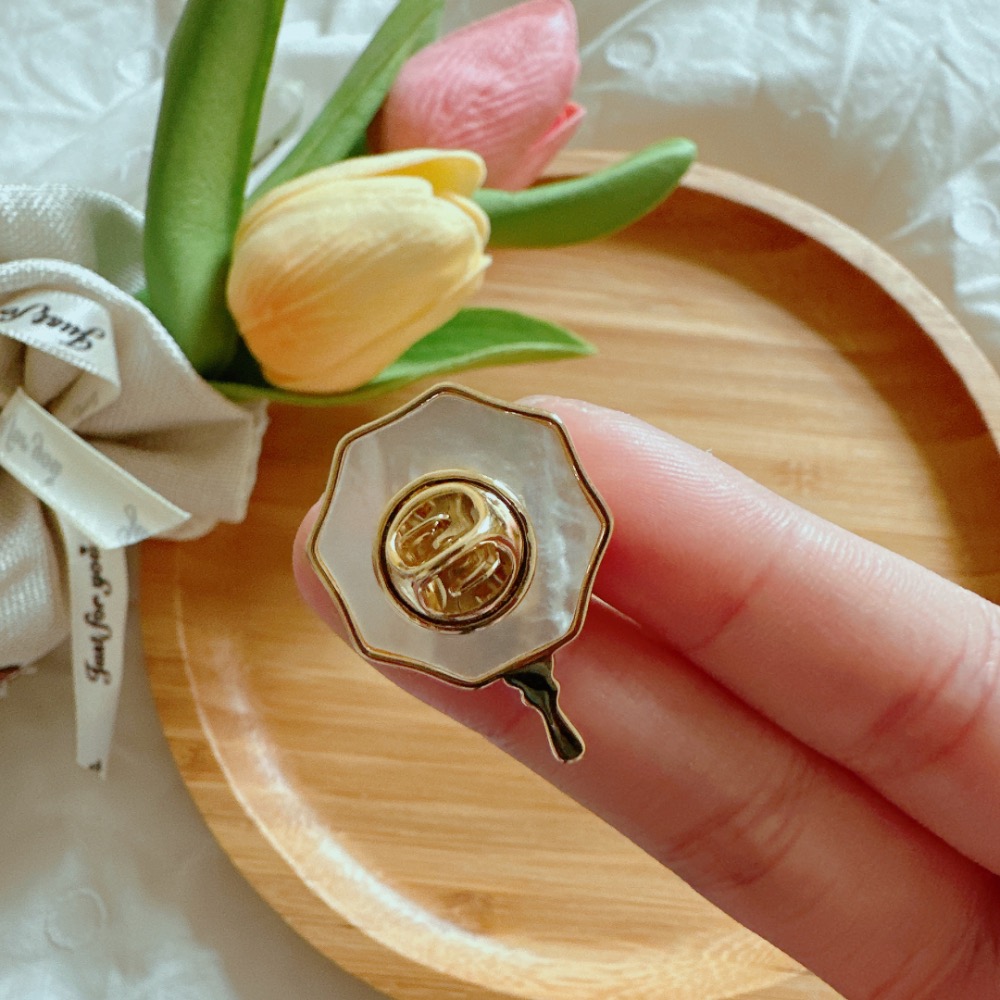 天然母貝扇子造型胸針［荳荳童心飾界］-細節圖2