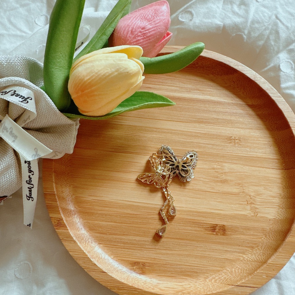 雙蝴蝶垂墜造型胸針［荳荳童心飾界］-細節圖2