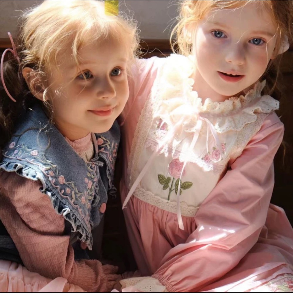 法式粉色花朵刺繡拼接蕾絲連身裙·110碼 現貨實拍［荳荳童心飾界］-細節圖3