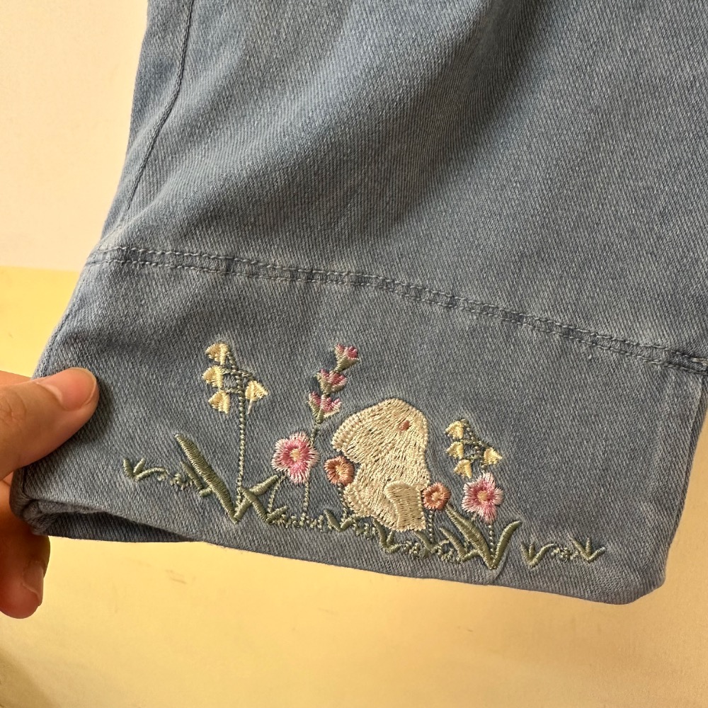 田園兔子刺繡兒童牛仔寬褲·110碼 現貨實拍［荳荳童心飾界］-細節圖3