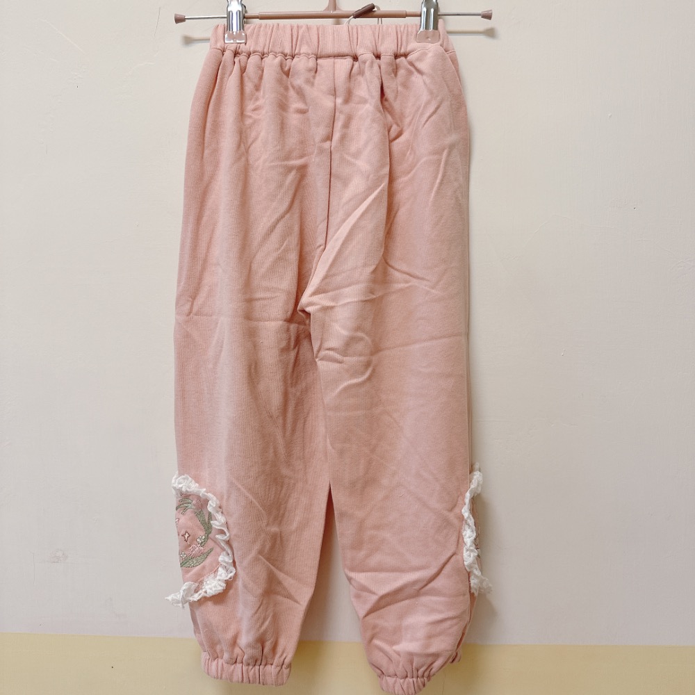 兒童校園神褲超舒服 獨家設計刺繡·110碼 現貨實拍［荳荳童心飾界］-細節圖2