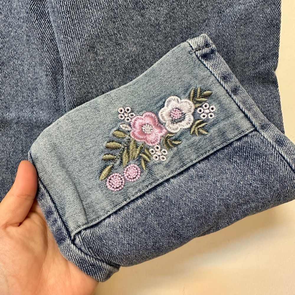 新中式花朵刺繡兒童休閒牛仔褲·110 現貨實拍［荳荳童心飾界］-細節圖3