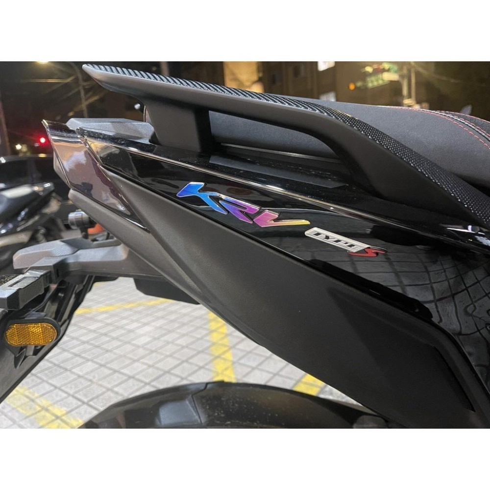 【現貨✨】krv 車標改色貼 krv180 字母貼 下眼線改色 krv 180 krv 機車百貨 krv 機車-細節圖4