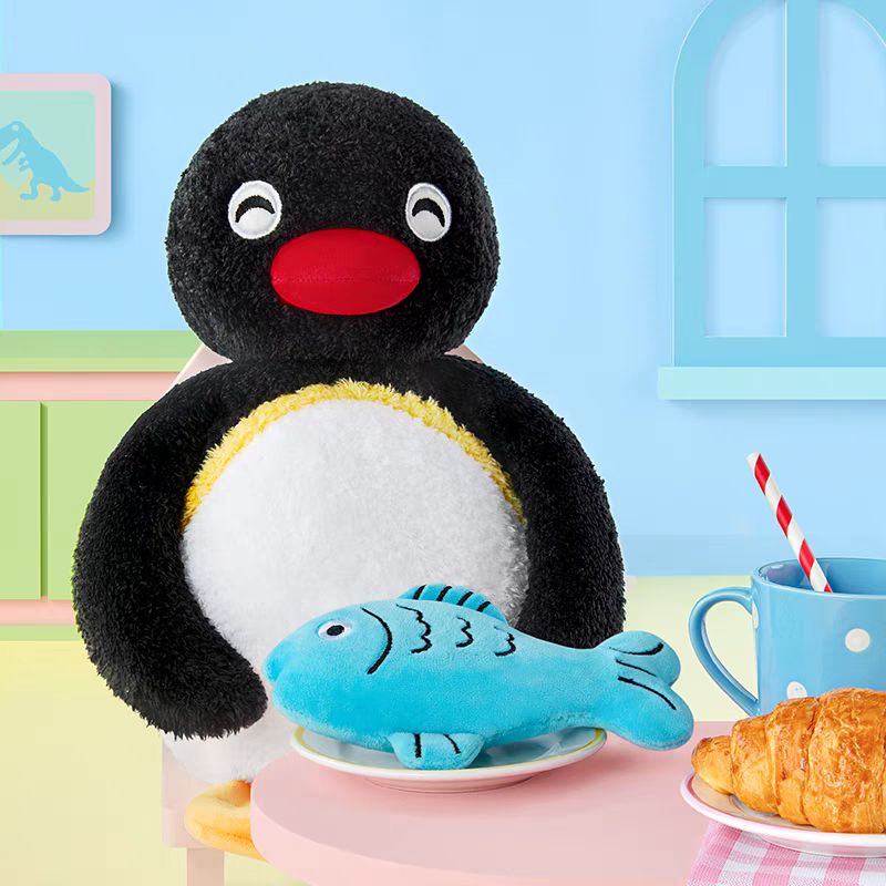 《預購》企鵝家族 pingu pinga 抱魚娃娃 30cm-細節圖4