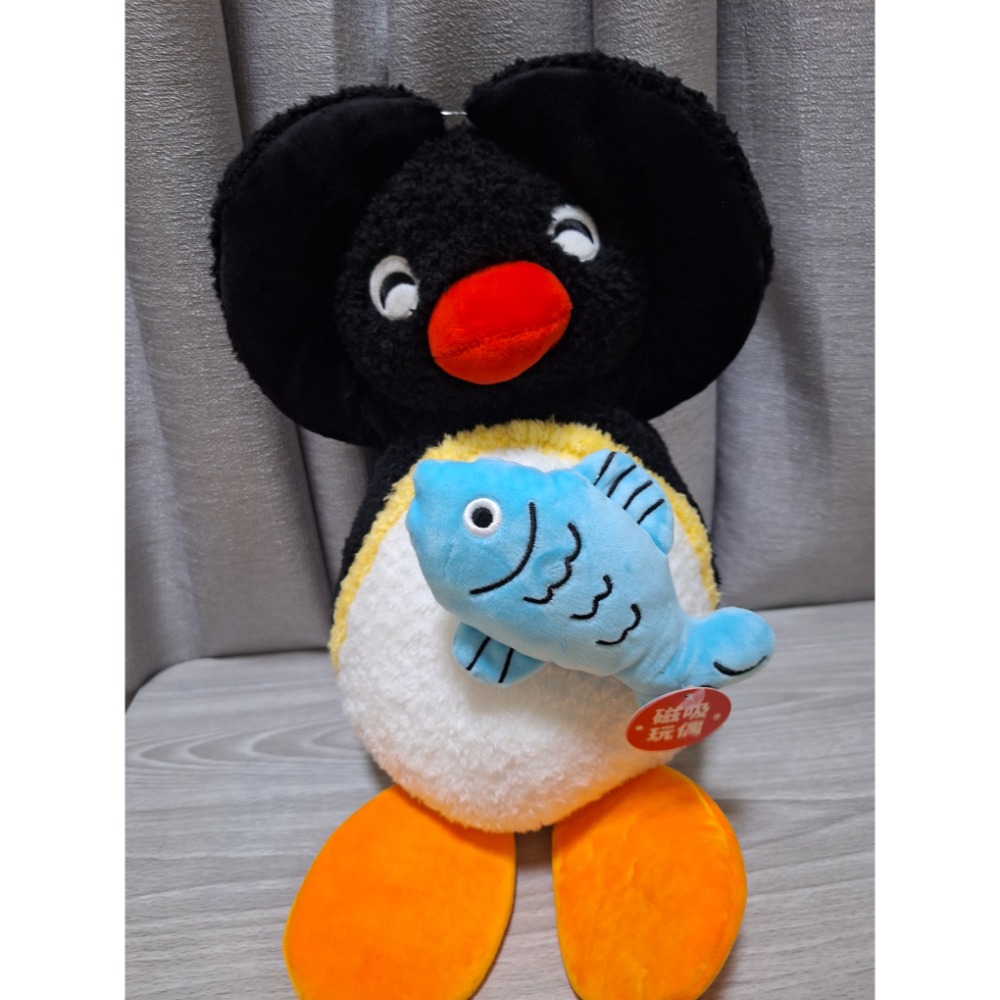 《預購》企鵝家族 pingu pinga 抱魚娃娃 30cm-細節圖11