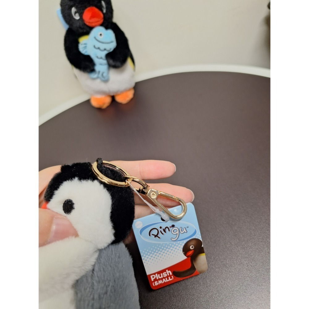 〈現貨〉韓國 企鵝家族 pingu pinga 摸魚 抱魚 娃娃吊飾 13CM鑰匙圈-細節圖2