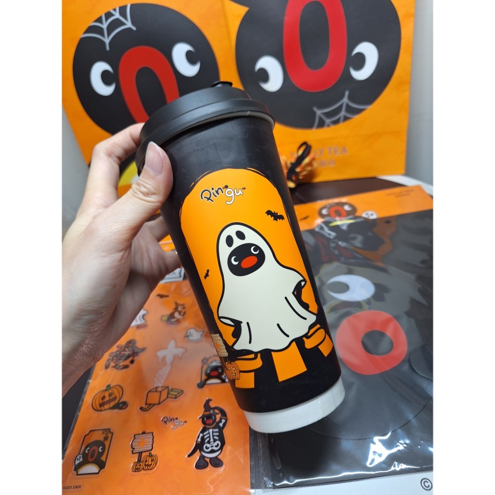 〈現貨〉企鵝家族 pingu 萬聖節 茉莉奶白 聯名 糖果包 8入套裝 組合 紙杯 保冰袋 貼紙 杯套 紙袋 耳機包-細節圖3
