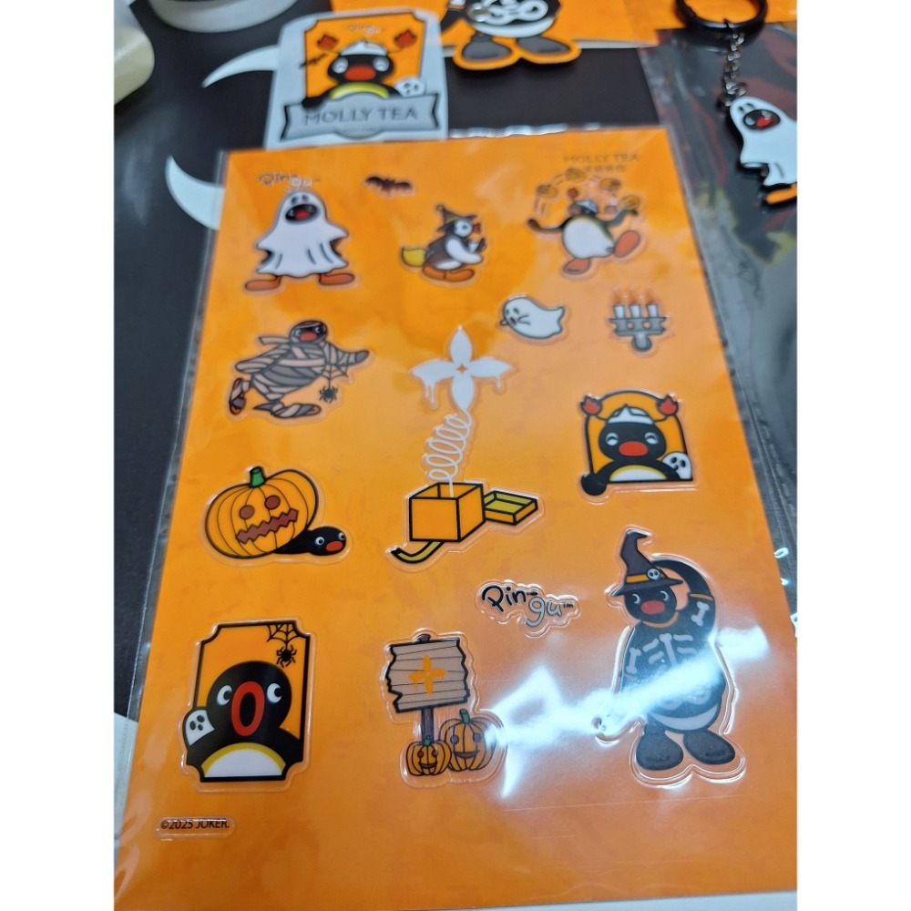 〈現貨〉企鵝家族 pingu 萬聖節 茉莉奶白 聯名 糖果包 8入套裝 組合 紙杯 保冰袋 貼紙 杯套 紙袋 耳機包-細節圖4