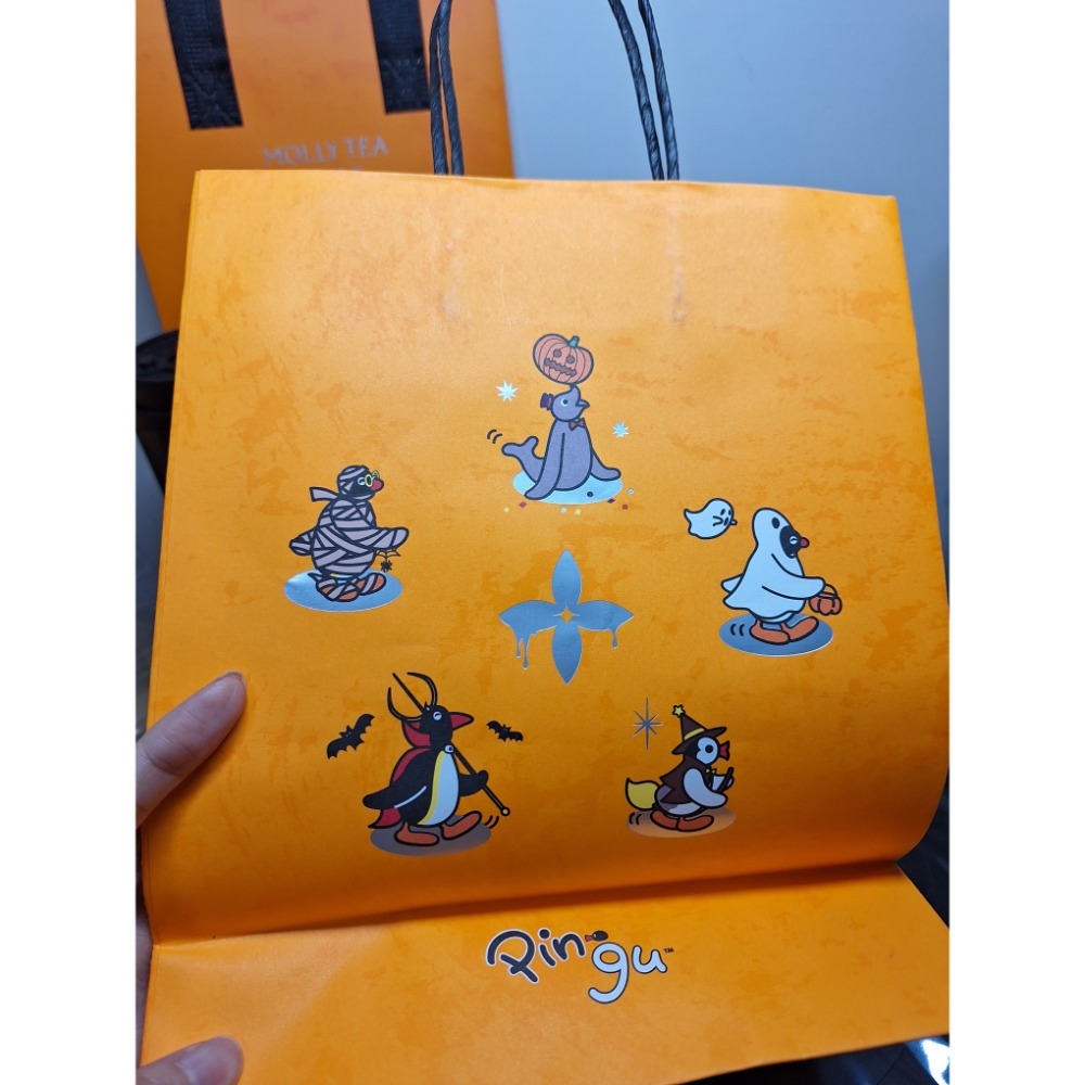 〈現貨〉企鵝家族 pingu 萬聖節 茉莉奶白 聯名 糖果包 8入套裝 組合 紙杯 保冰袋 貼紙 杯套 紙袋 耳機包-細節圖7