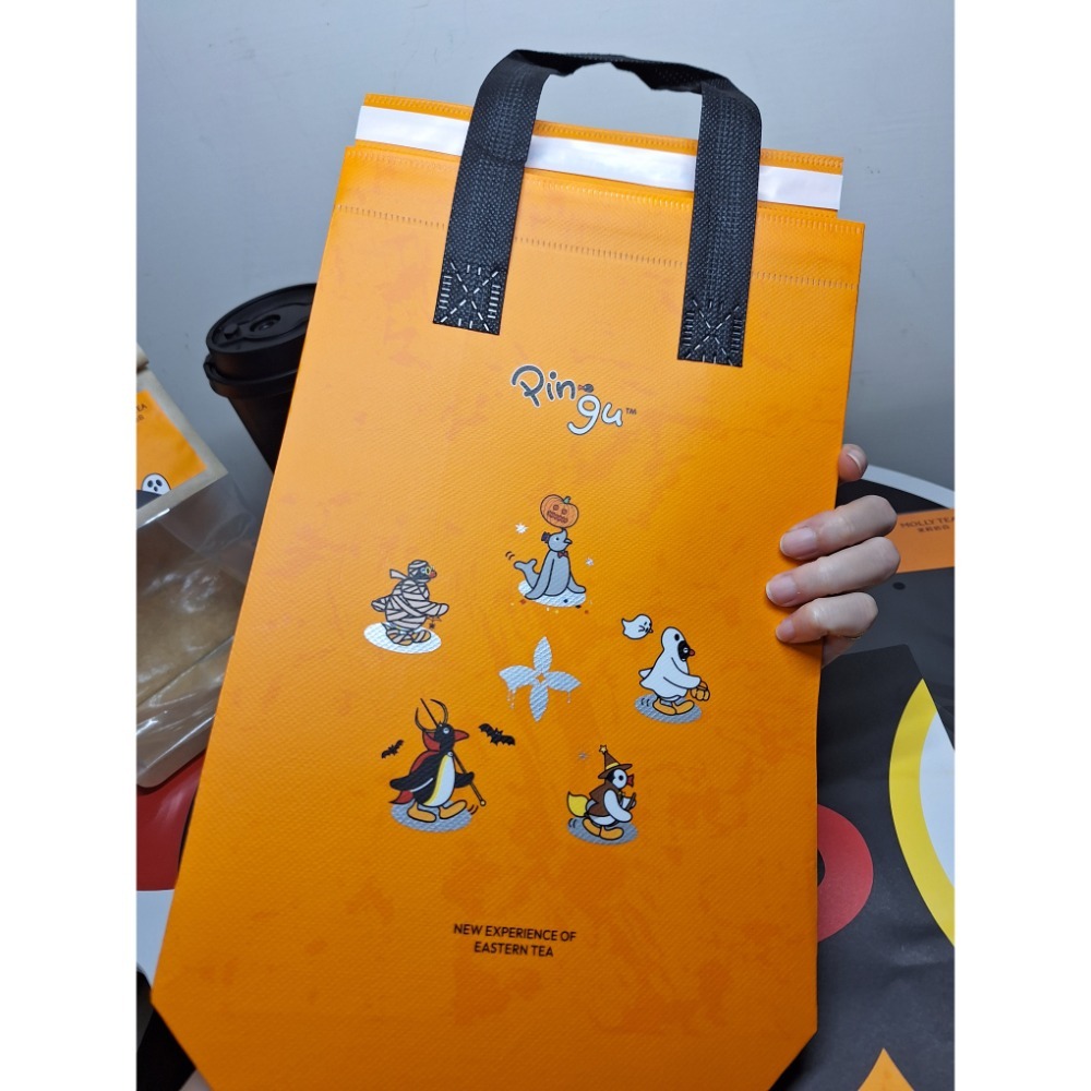 〈現貨〉企鵝家族 pingu 萬聖節 茉莉奶白 聯名 糖果包 8入套裝 組合 紙杯 保冰袋 貼紙 杯套 紙袋 耳機包-細節圖8