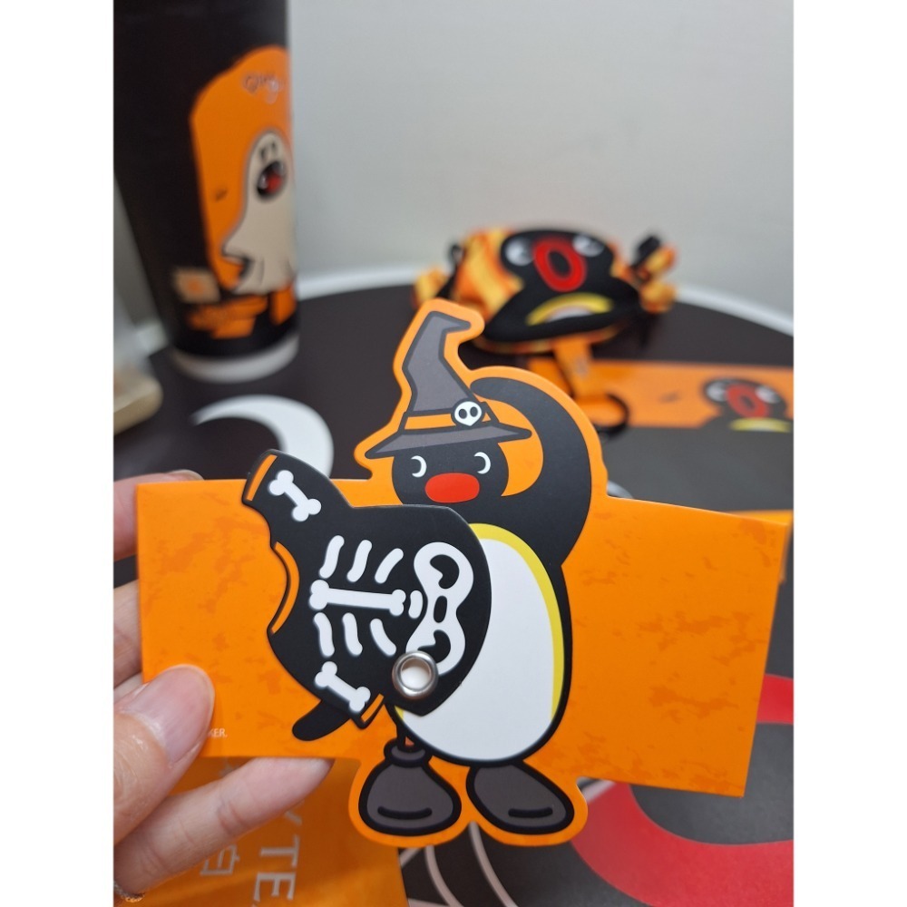 〈現貨〉企鵝家族 pingu 萬聖節 茉莉奶白 聯名 糖果包 8入套裝 組合 紙杯 保冰袋 貼紙 杯套 紙袋 耳機包-細節圖10