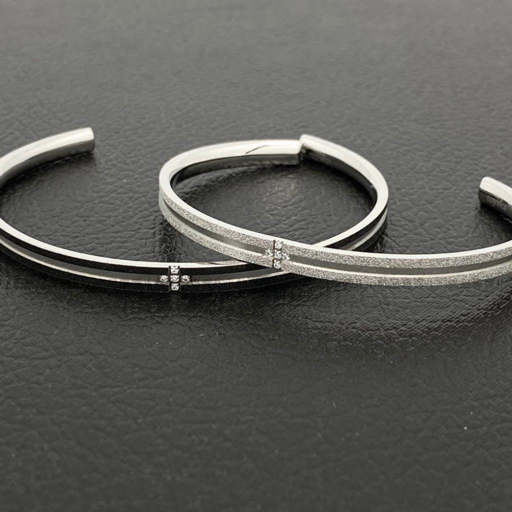 JL小飾品專賣❤ 不鏽鋼C型手環 (十字架款)-細節圖3