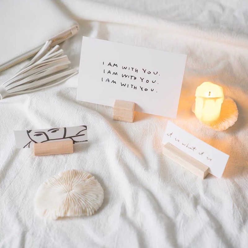 現貨 木質 木頭卡片座 訂製印logo 桌面裝飾 擺件 拍照道具 卡片卡槽 照片夾 耳環架 展示架 名片架 明信片展示架-細節圖5