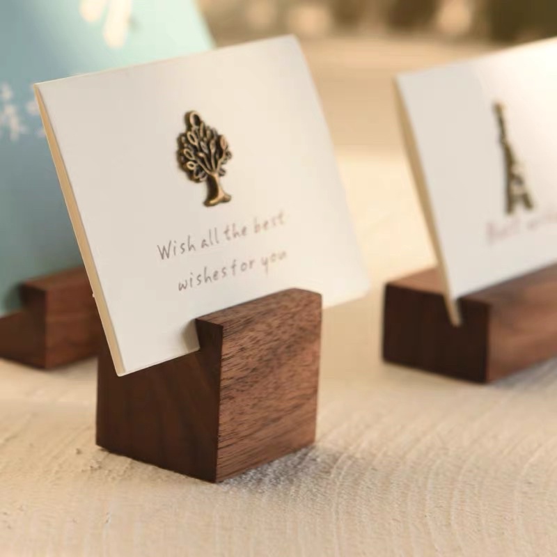 現貨 木質 木頭卡片座 訂製印logo 桌面裝飾 擺件 拍照道具 卡片卡槽 照片夾 耳環架 展示架 名片架 明信片展示架-細節圖6