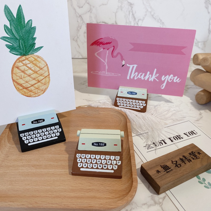 現貨🔺木質 復古 打字機造型 留言夾 辦公桌面裝飾 擺件 照片夾 名片夾 名片架 辦公室 療癒小物 便簽夾 明信片 架子-細節圖2