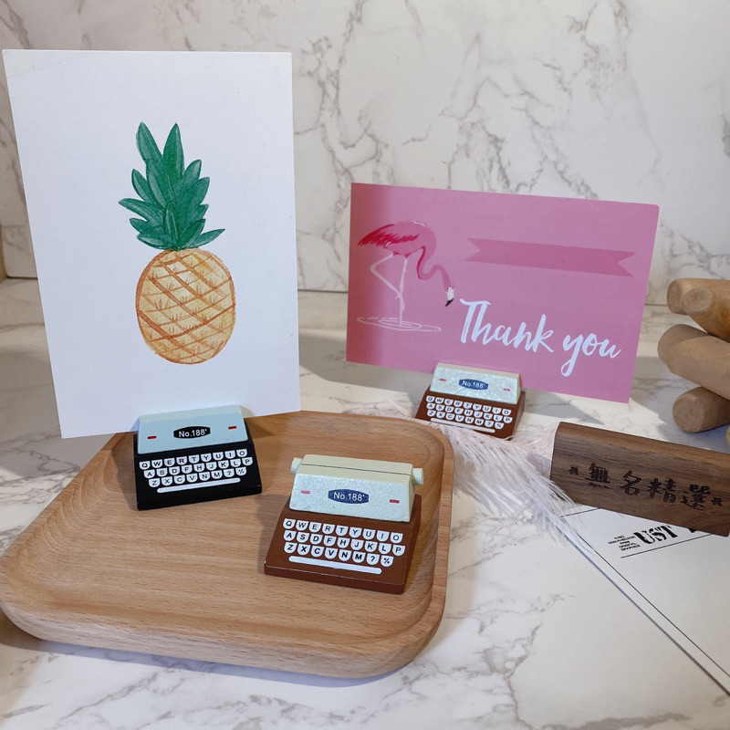 現貨🔺木質 復古 打字機造型 留言夾 辦公桌面裝飾 擺件 照片夾 名片夾 名片架 辦公室 療癒小物 便簽夾 明信片 架子-細節圖3