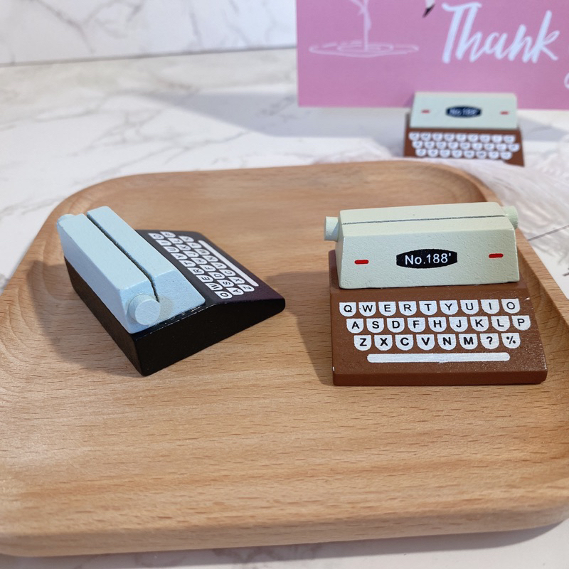 現貨🔺木質 復古 打字機造型 留言夾 辦公桌面裝飾 擺件 照片夾 名片夾 名片架 辦公室 療癒小物 便簽夾 明信片 架子-細節圖4
