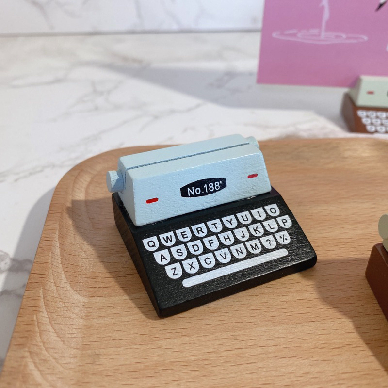 現貨🔺木質 復古 打字機造型 留言夾 辦公桌面裝飾 擺件 照片夾 名片夾 名片架 辦公室 療癒小物 便簽夾 明信片 架子-細節圖5
