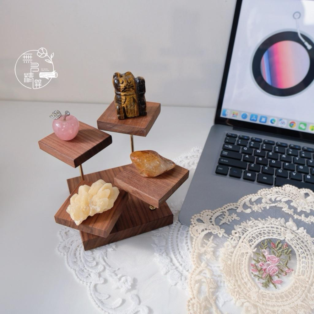 現貨🔺四方四階展示架 胡桃木｜小型階梯陳列台 飾品 水晶 香氛石擺飾架｜礦石收納 展示架｜公仔收納 公仔陳列架-細節圖2